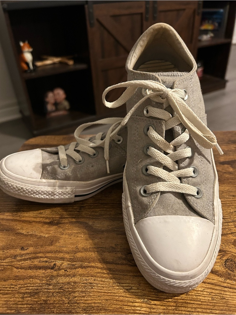 Women’s Converse Low-Top Sneakers Sz 8